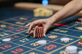 Live Baccarat dealer profesional di studio cantikbet dengan kartu asli